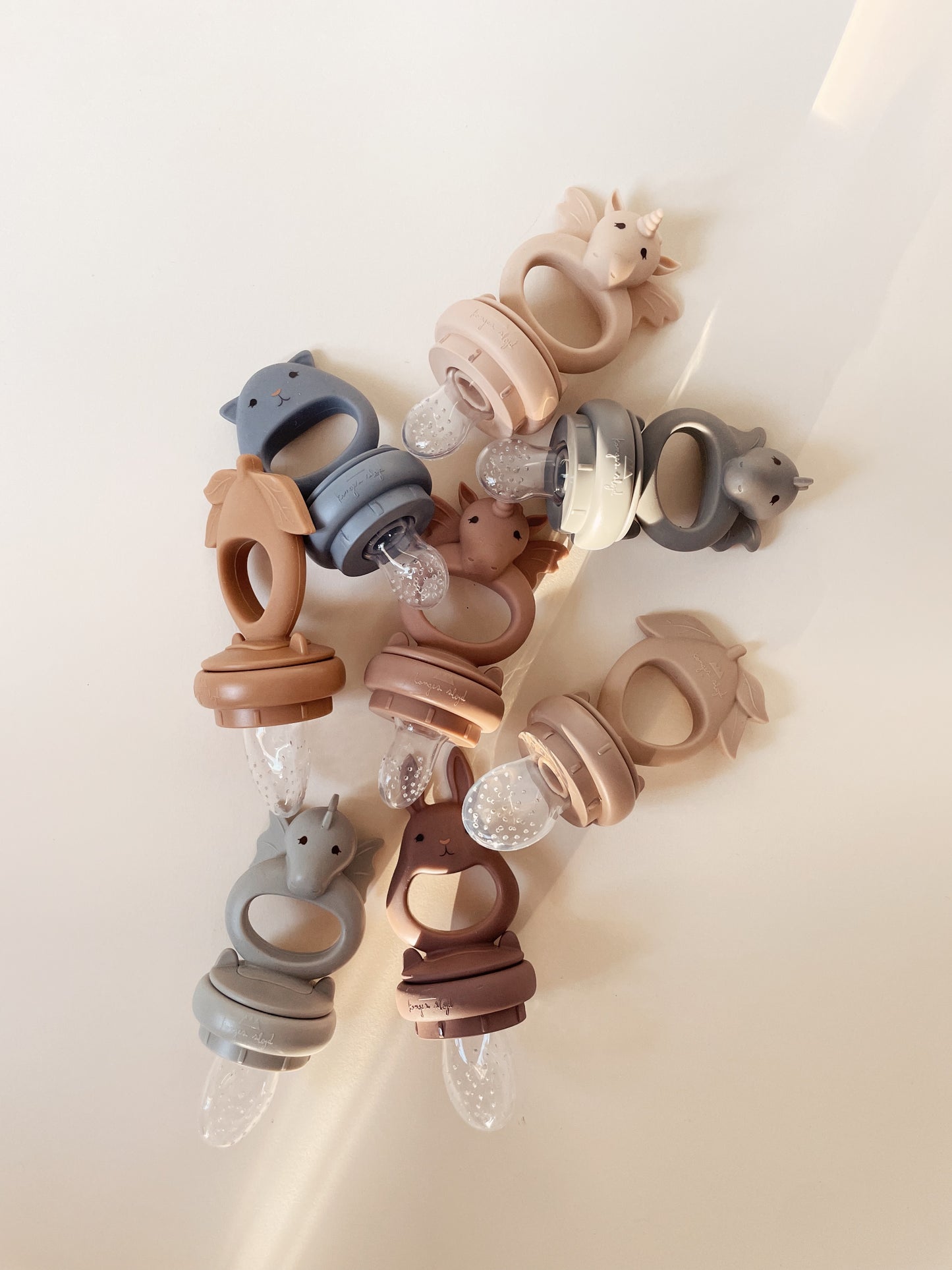 Konges Sløjd silicone bunny & lemon fruit feeding pacifier - hortensia/almond