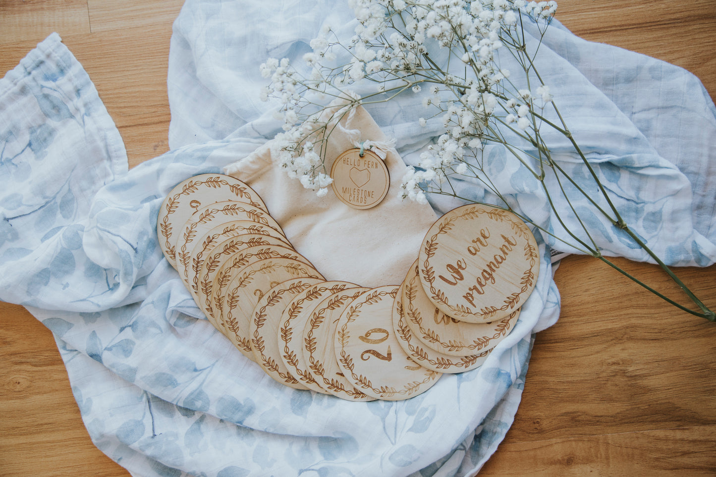 Wooden pregnancy milestone card discs - Wreath