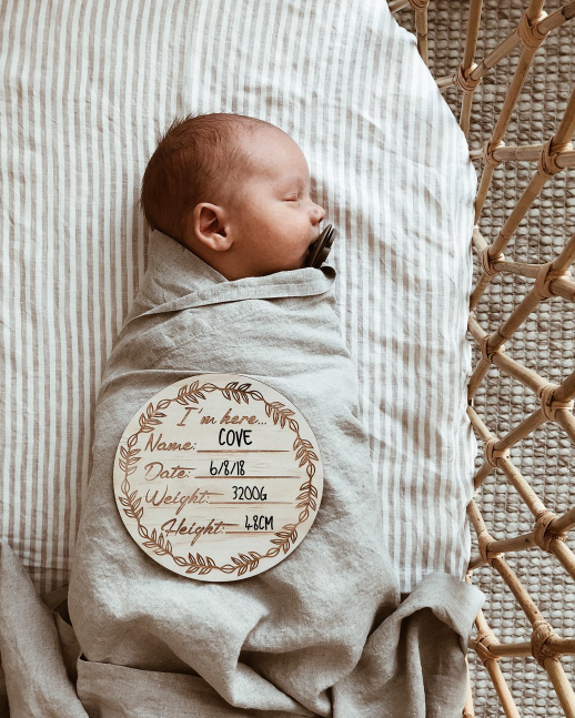 Wooden “I’m here” birth announcement disc - Wreath