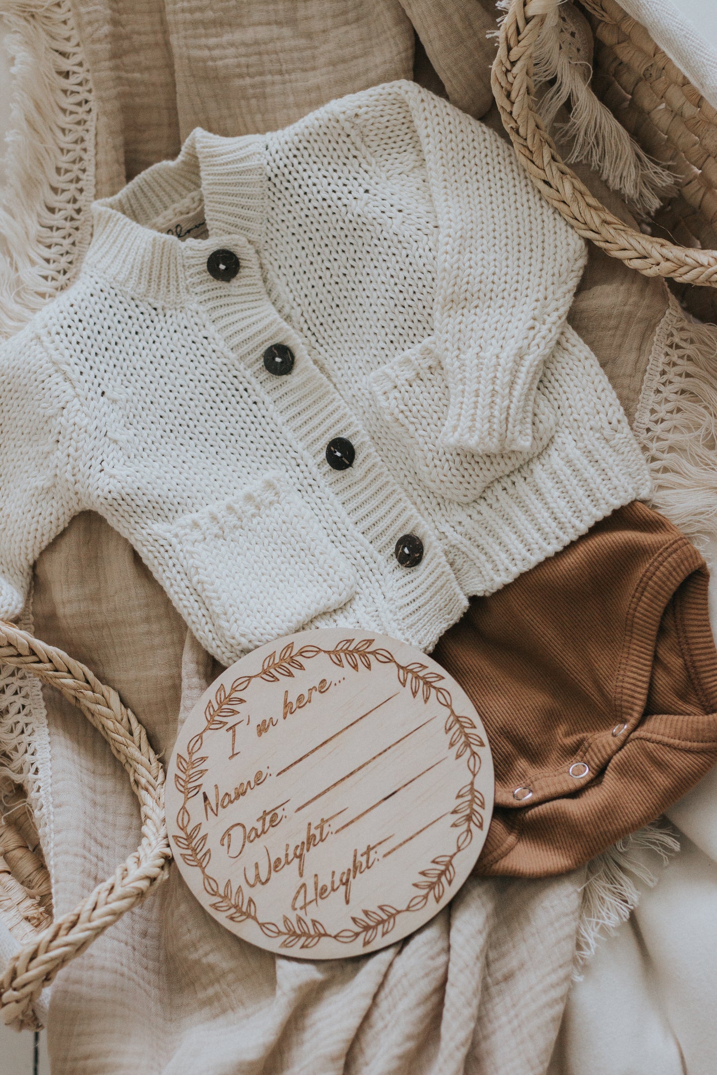 Wooden “I’m here” birth announcement disc - Wreath